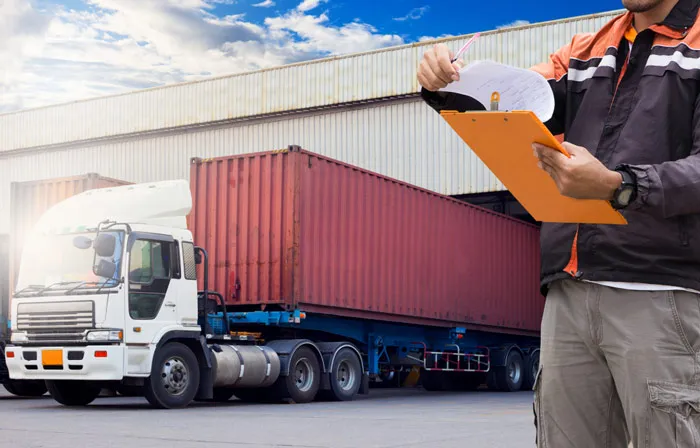 przedsiębiorca transportowy wypełniający dokumenty