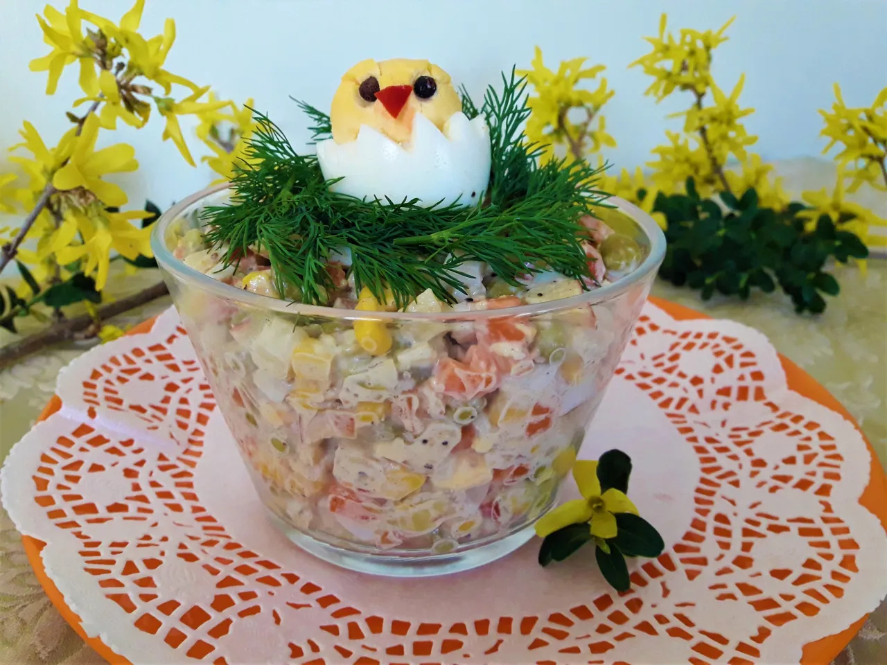 Tradycyjna sałatka jarzynowa na Wielkanoc
