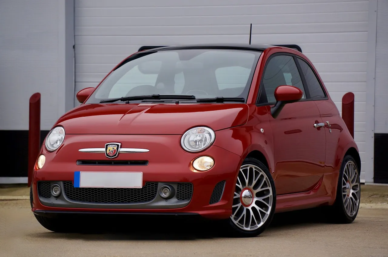 Czerwony Abarth 500, idealne pierwsze auto dla dziewczyny. Stylowy, sportowy i gotowy na przygodę.