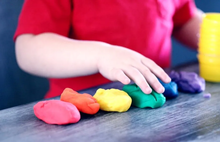 Dziecko bawi się domową ciastoliną