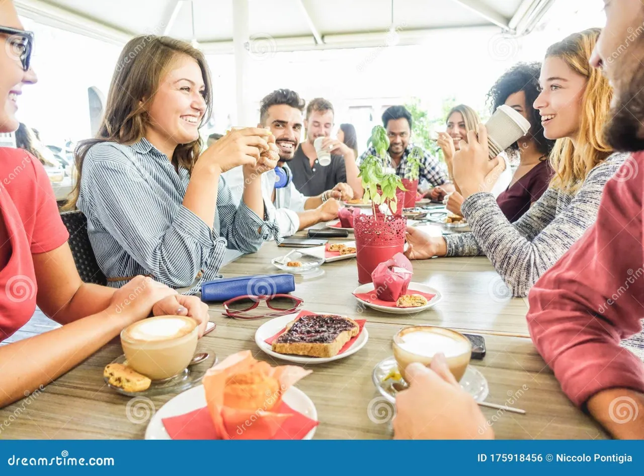 grupa ludzi prowadząca przyjazną rozmowę w kawiarni