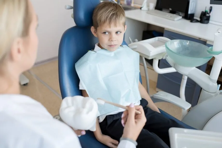 dziecko boi się dentysty, rodzic uspokaja