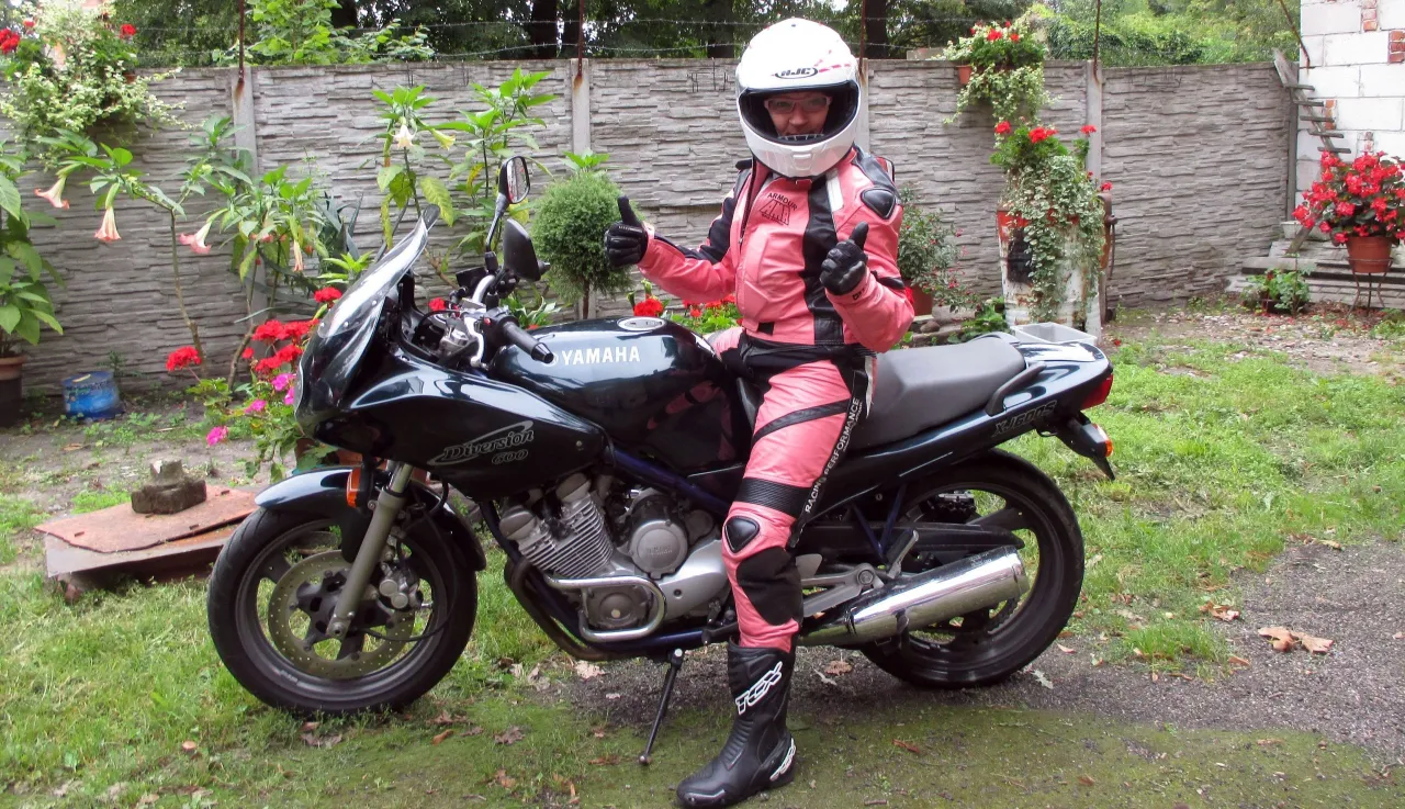 młoda osoba na motorowerze z prawem jazdy