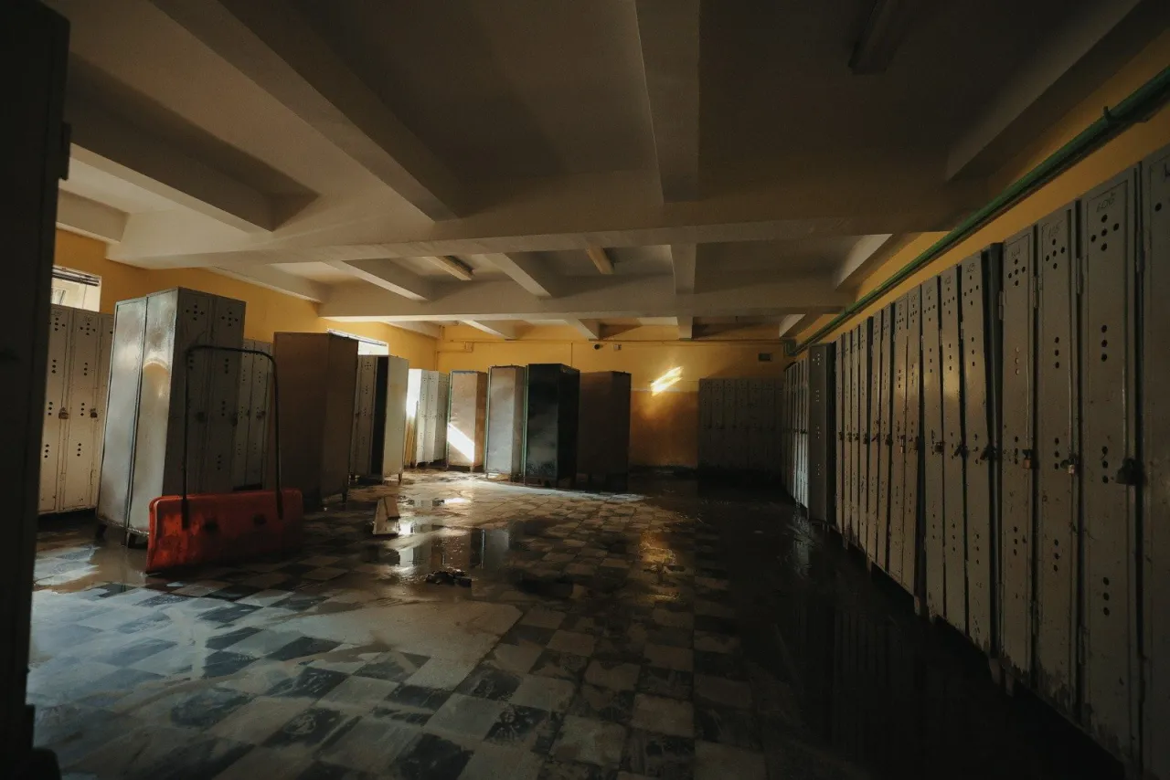 powódź szkoła, zniszczona szkoła, sytuacja kryzysowa edukacja