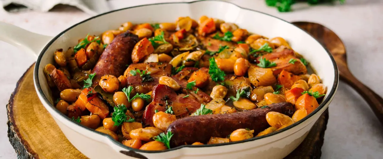 Herzhafter Cassoulet Bohneneintopf in traditionellem Tontopf