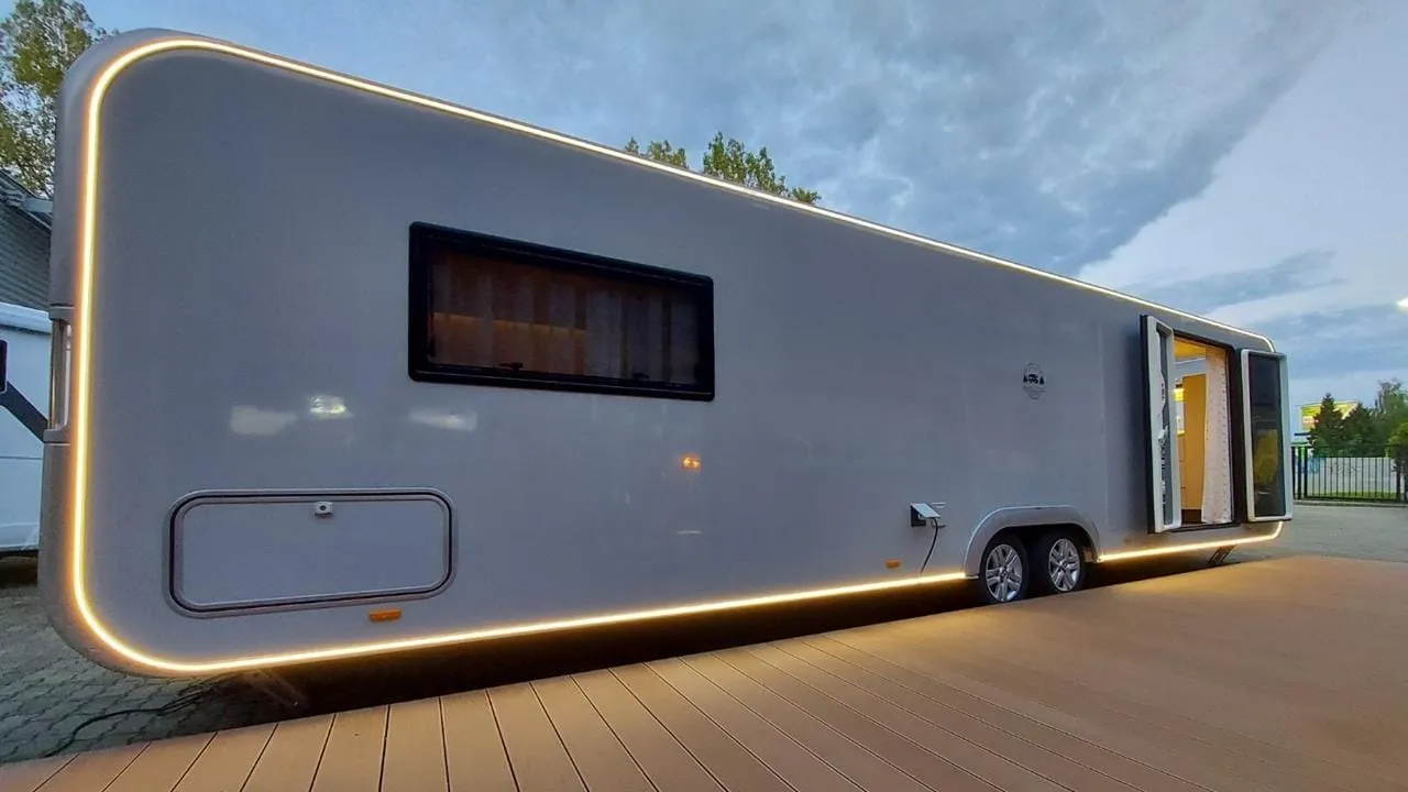 bus z dużą przyczepą kempingową