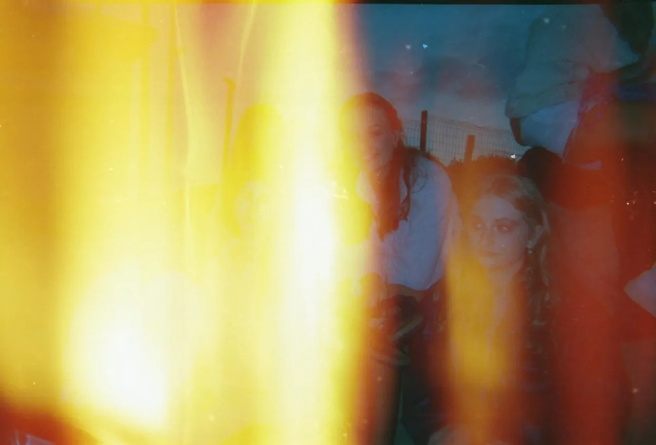 przykłady nieudanych zdjęć z aparatu jednorazowego, palec na obiektywie, zdjęcie pod słońce