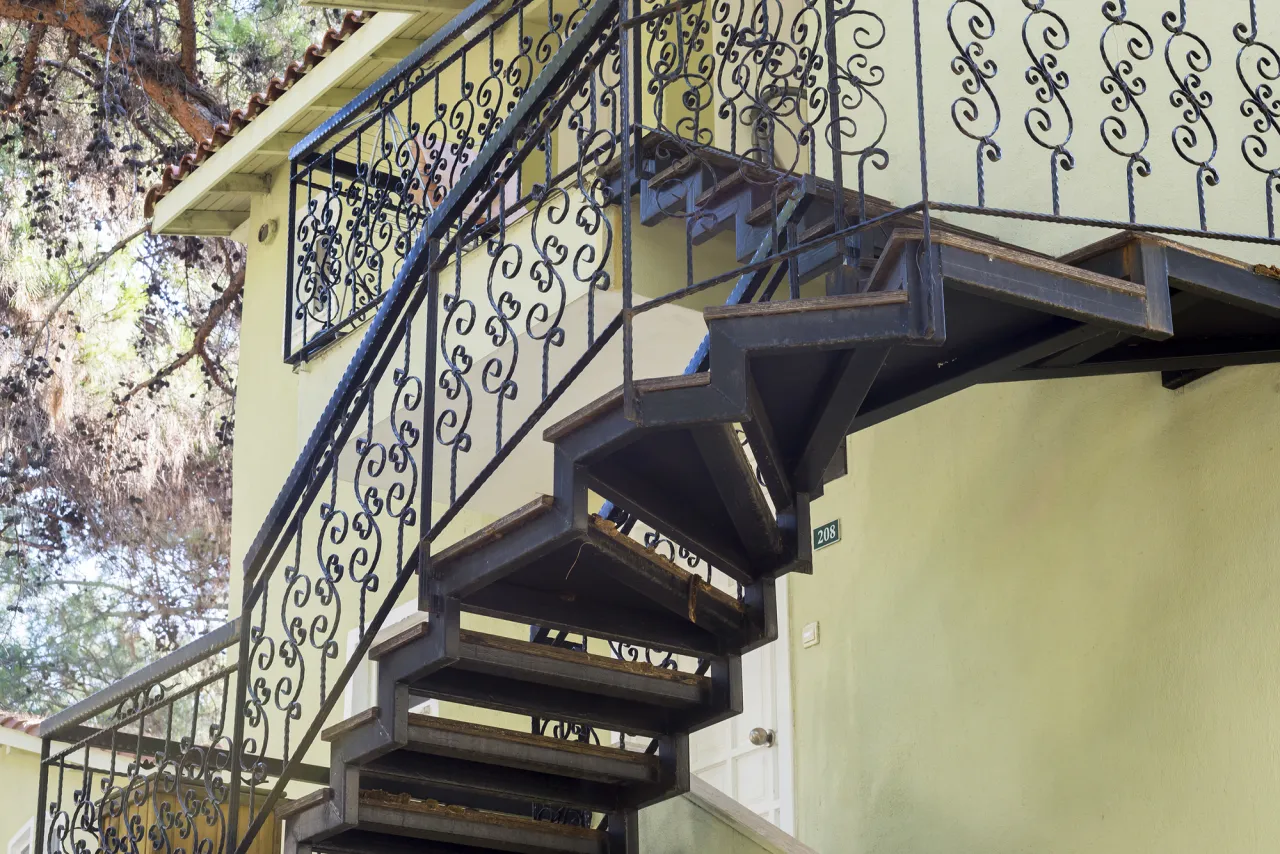 Schody stalowe wewnętrzne vs zewnętrzne porównanie