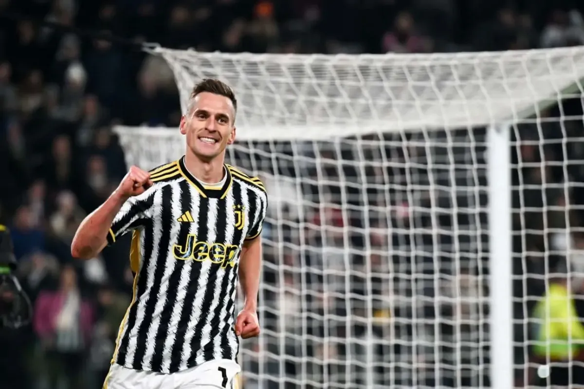 Piłkarz Juventusu, Arkadiusz Milik, cieszy się po strzelonym golu. Ciekawe, ile zarabia Milik za takie emocje!