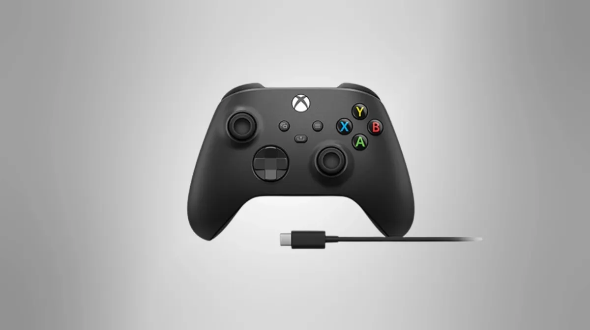 kontrolery xbox series x i s na tle komputera pc