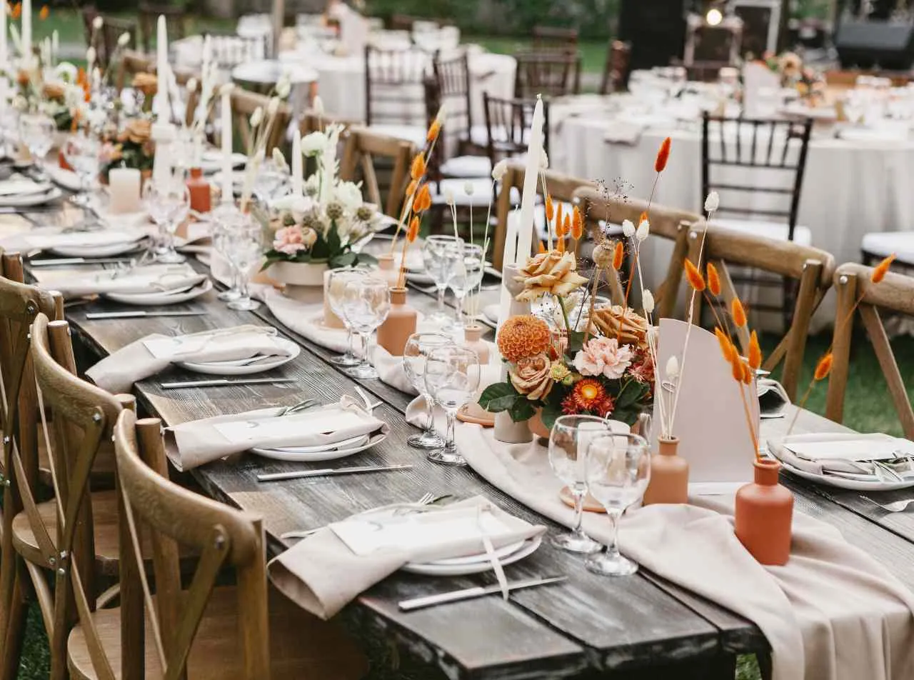 inspiracje dekoracji aut ślubnych trendy 2024