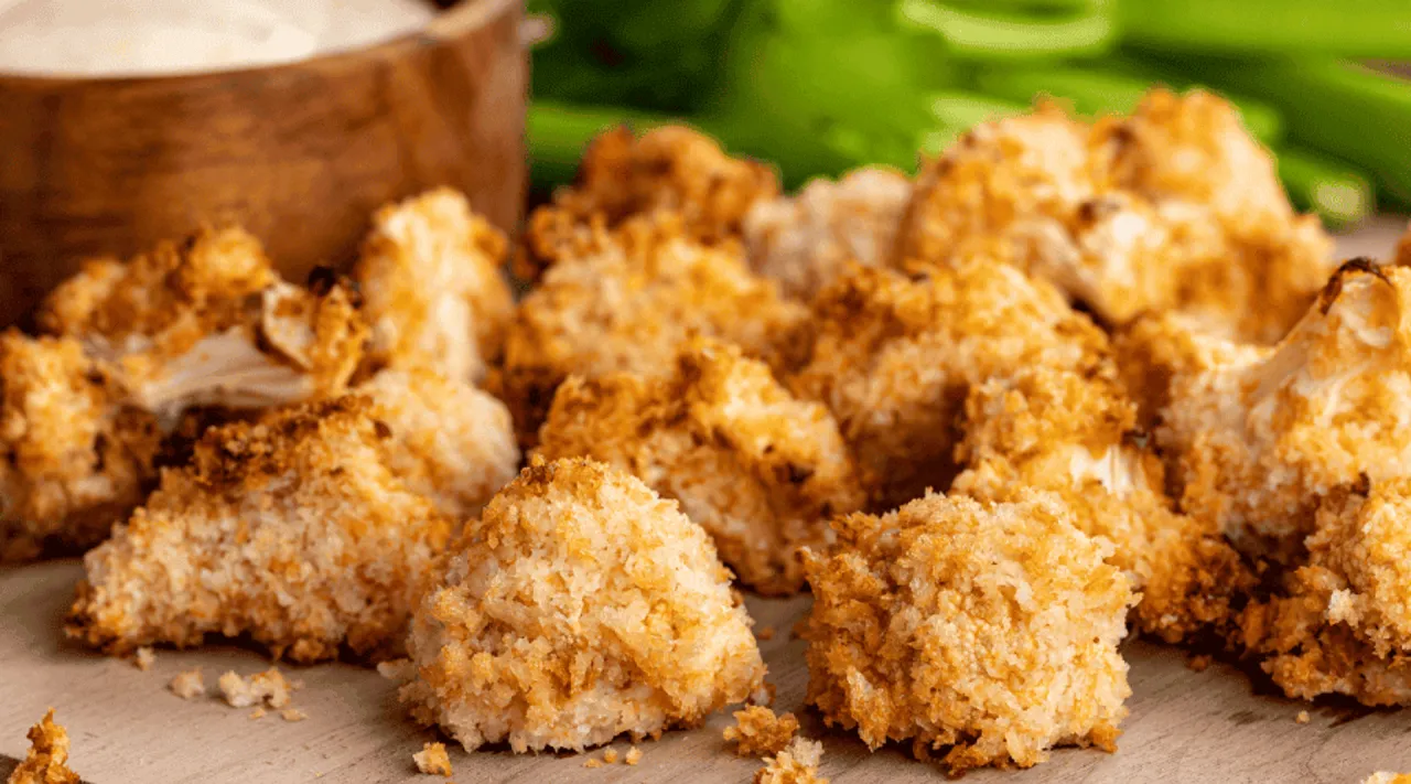 Chrupiące kawałki kalafiora w panko, idealne jako przekąska.