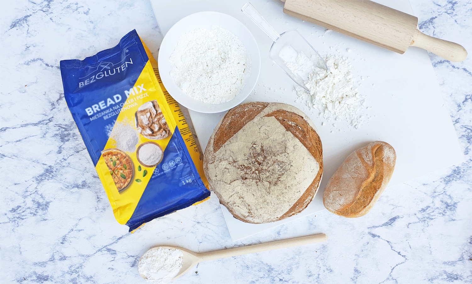 Mieszanka Bezglutenowa Bread Mix to idealne rozwiązanie, gdy szukasz pieczywo, jakie nie zawiera glutenu. Na zdjęciu widać opakowanie, gotowe bochenki i składniki.