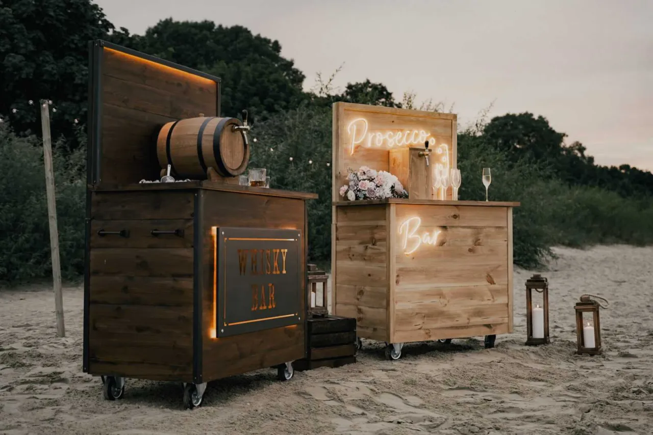 elegancki mobilny bar na wesele z drinkami