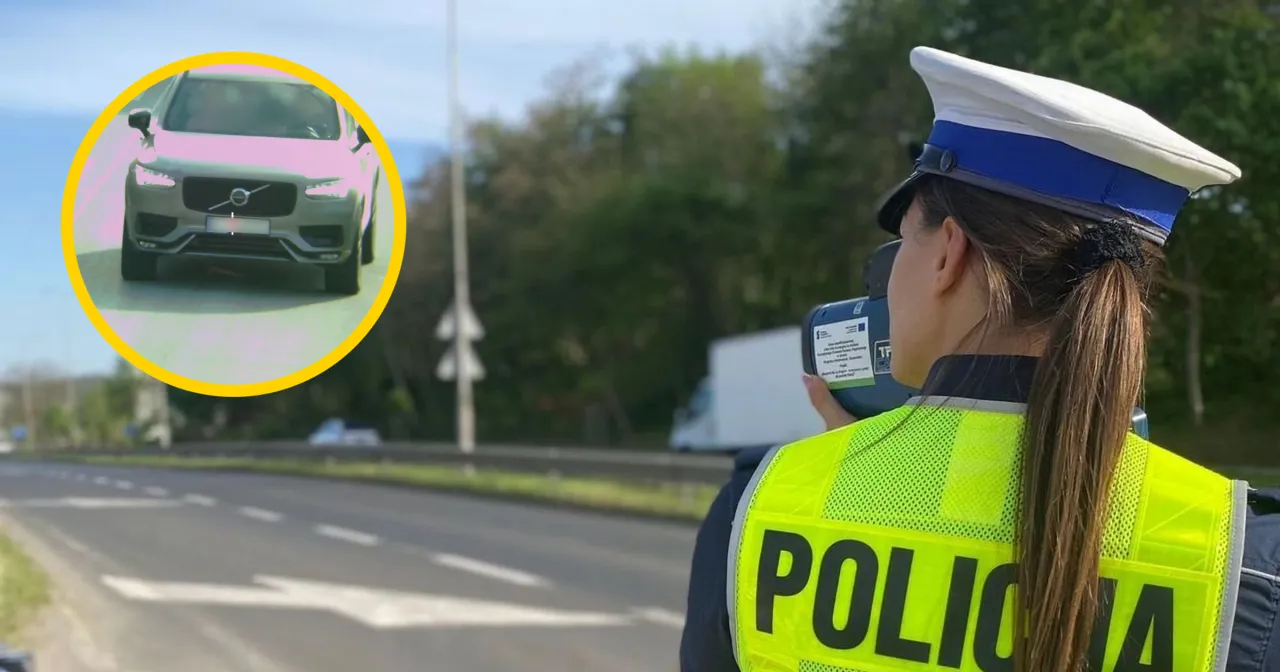 Policjantka mierzy prędkość szarego SUV-a. Kierowca popełnił wykroczenie - przekroczenie prędkości.