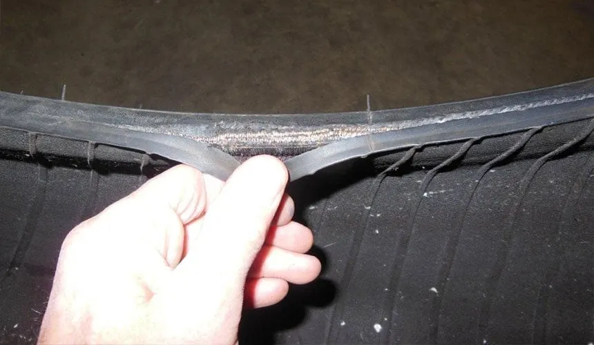 uszkodzona stopka opony