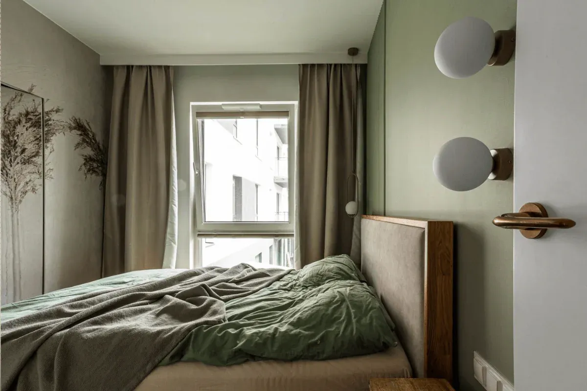 mała sypialnia jasne zasłony subtelne wzory