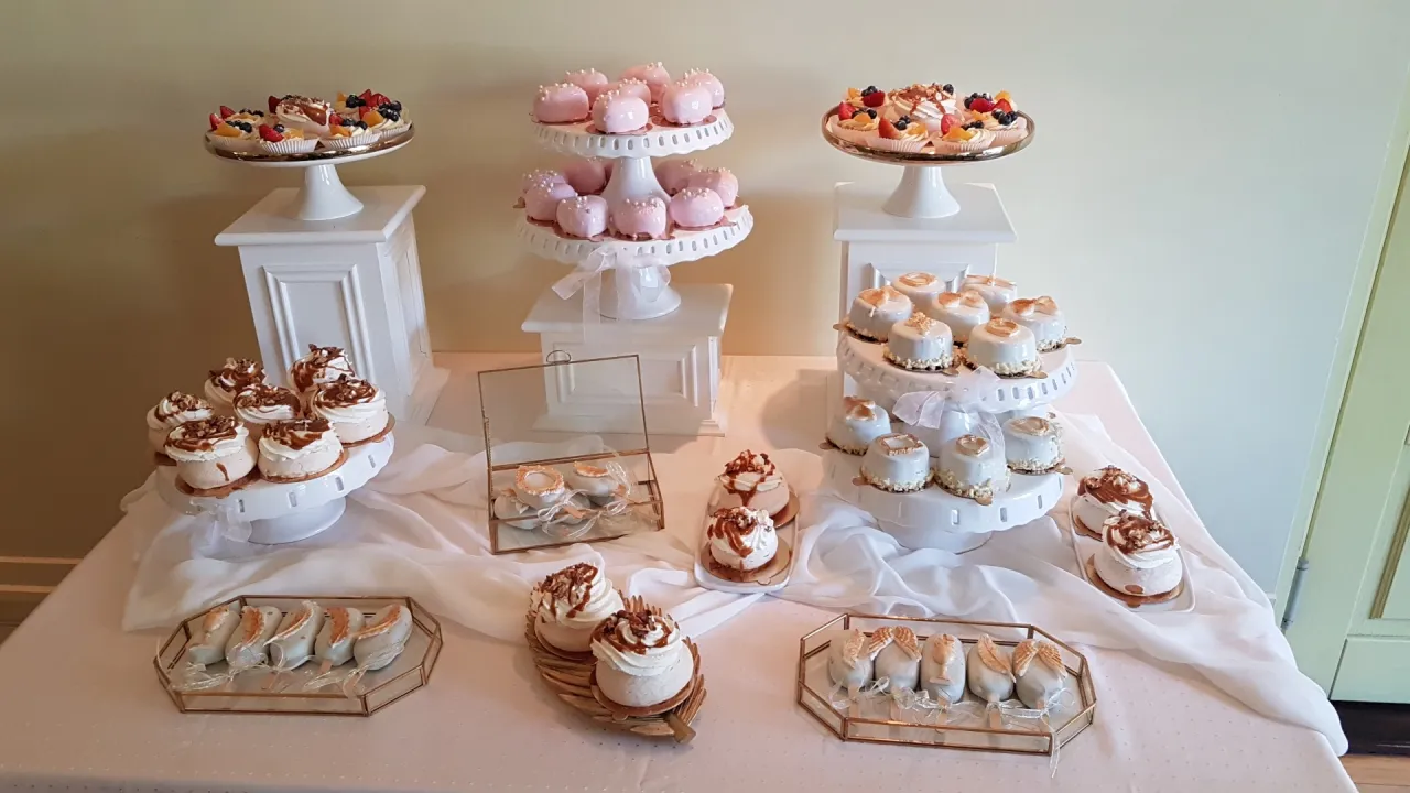 Różnorodne ciasta na paterach