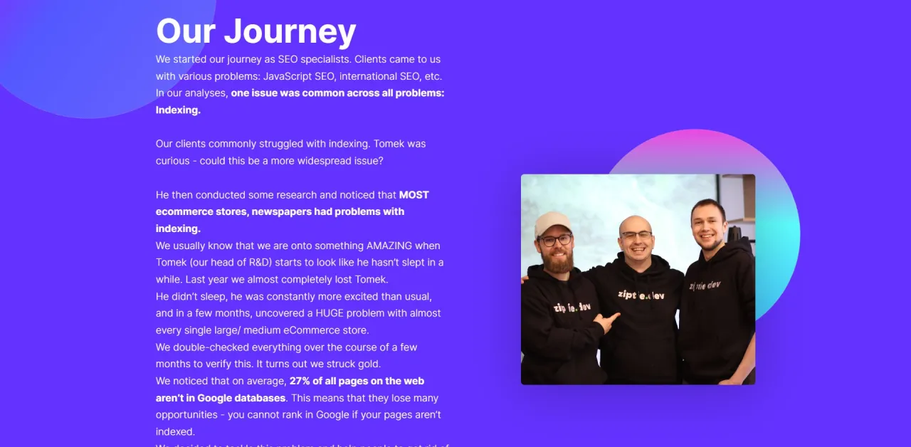 Trzech uśmiechniętych mężczyzn w bluzach z kapturem, tworzących historię marketing narracyjny o problemach z indeksowaniem stron.