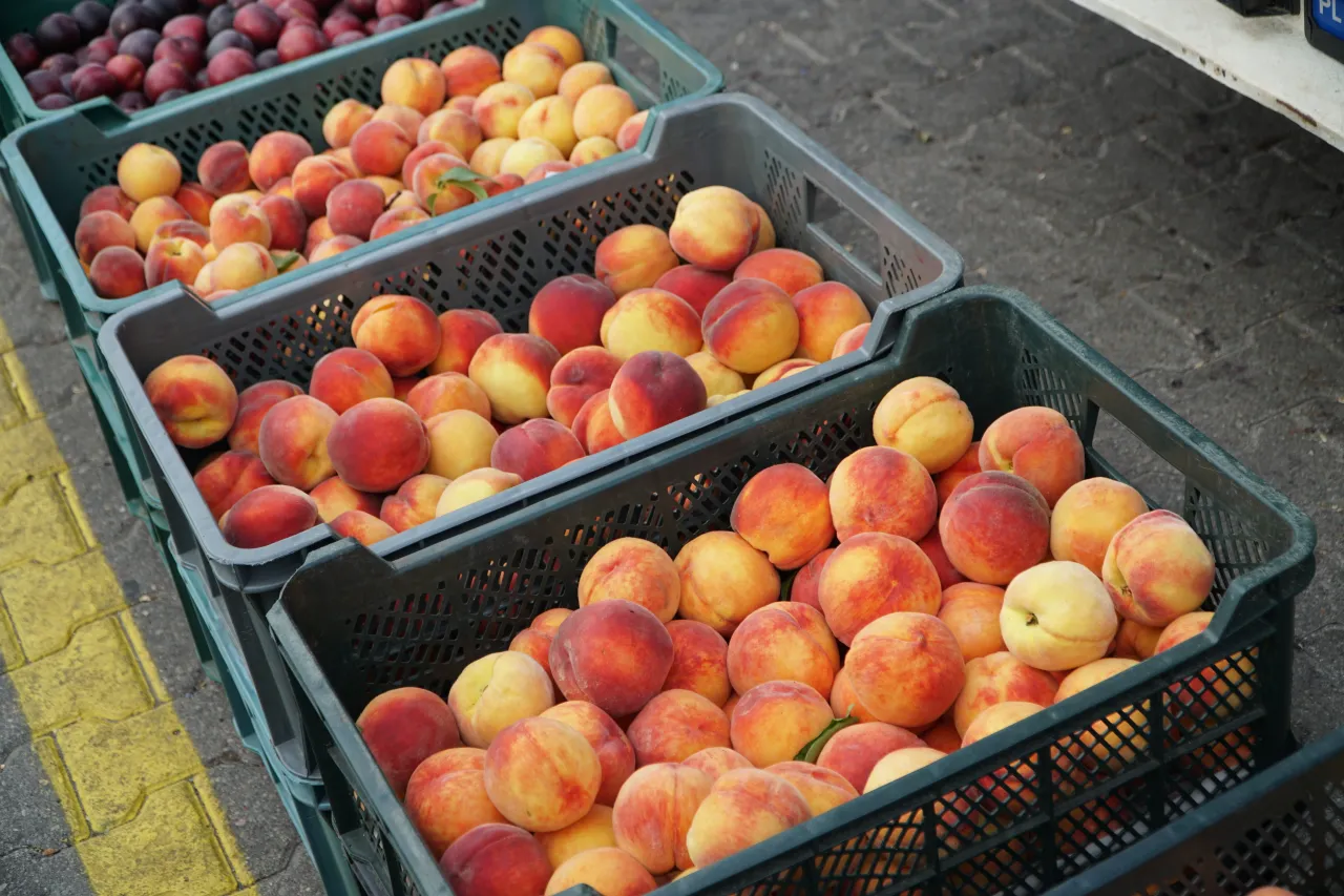 Lokalny targ brzoskwinie