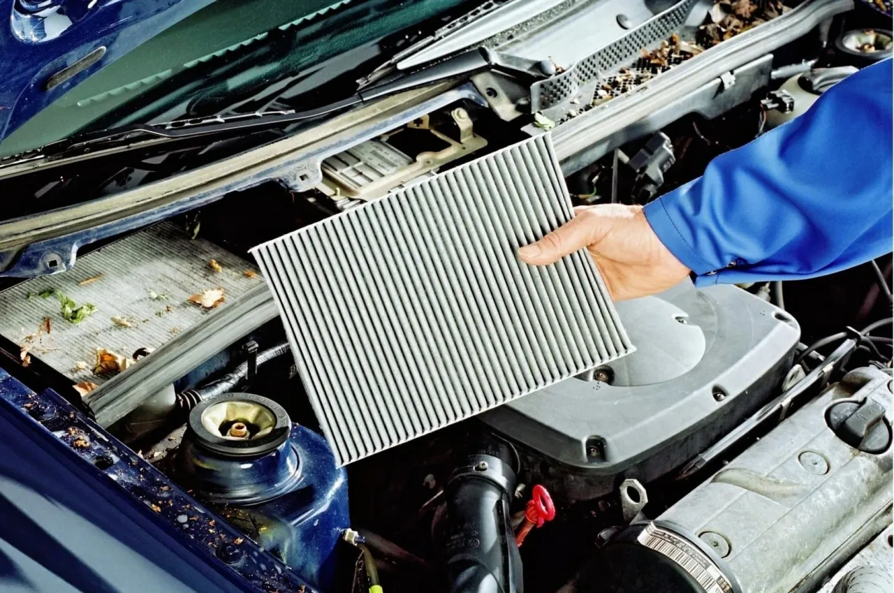 Wymiana filtra kabinowego samochodu