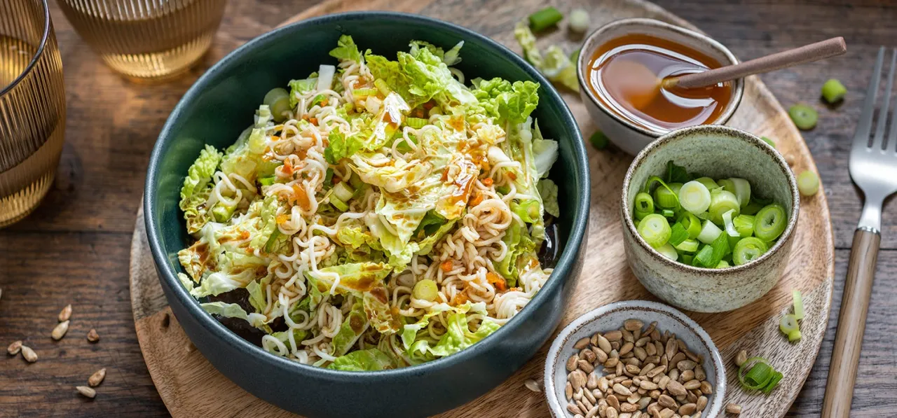 appetitlicher Asia Nudelsalat in einer Sch&uuml;ssel mit St&auml;bchen