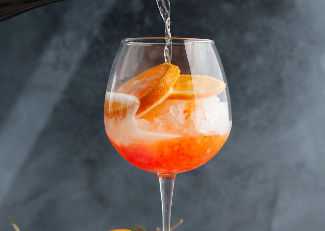 różne butelki cydru i szklanki z drinkami