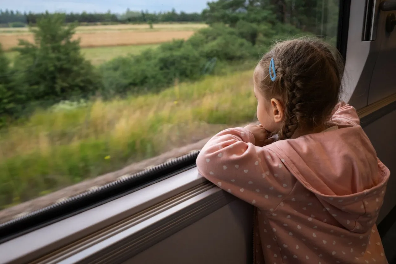 Dziecko rozmawiające z konduktorem w pociągu