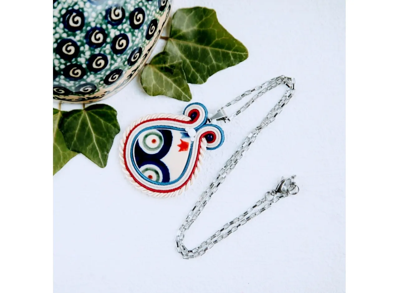 Bursztynowa biżuteria, ceramika z Bolesławca, haft kaszubski