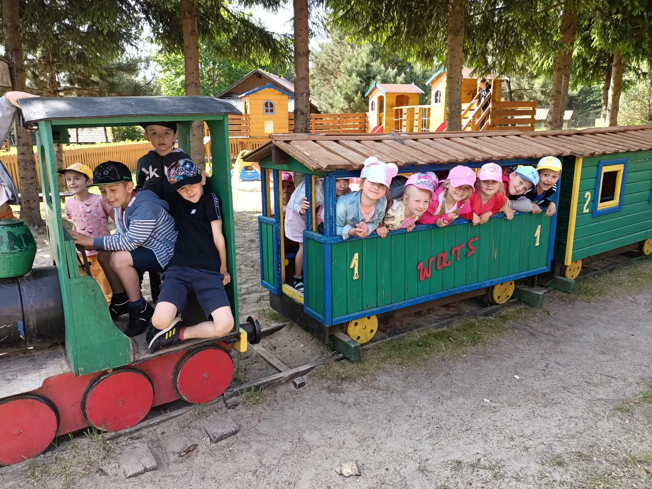 zabytkowa kolejka wąskotorowa dzieci