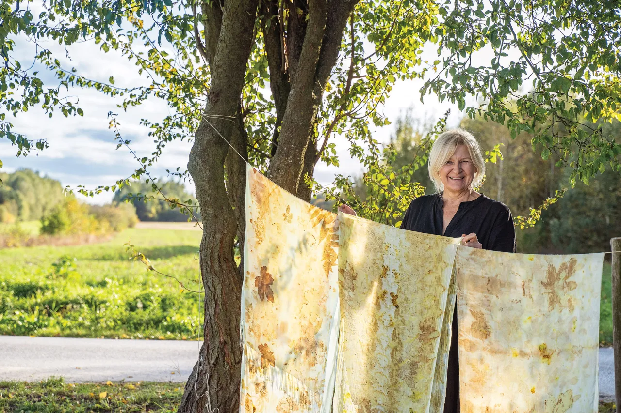 farbowanie tkanin naturalnymi barwnikami, garnki z barwnikami roślinnymi