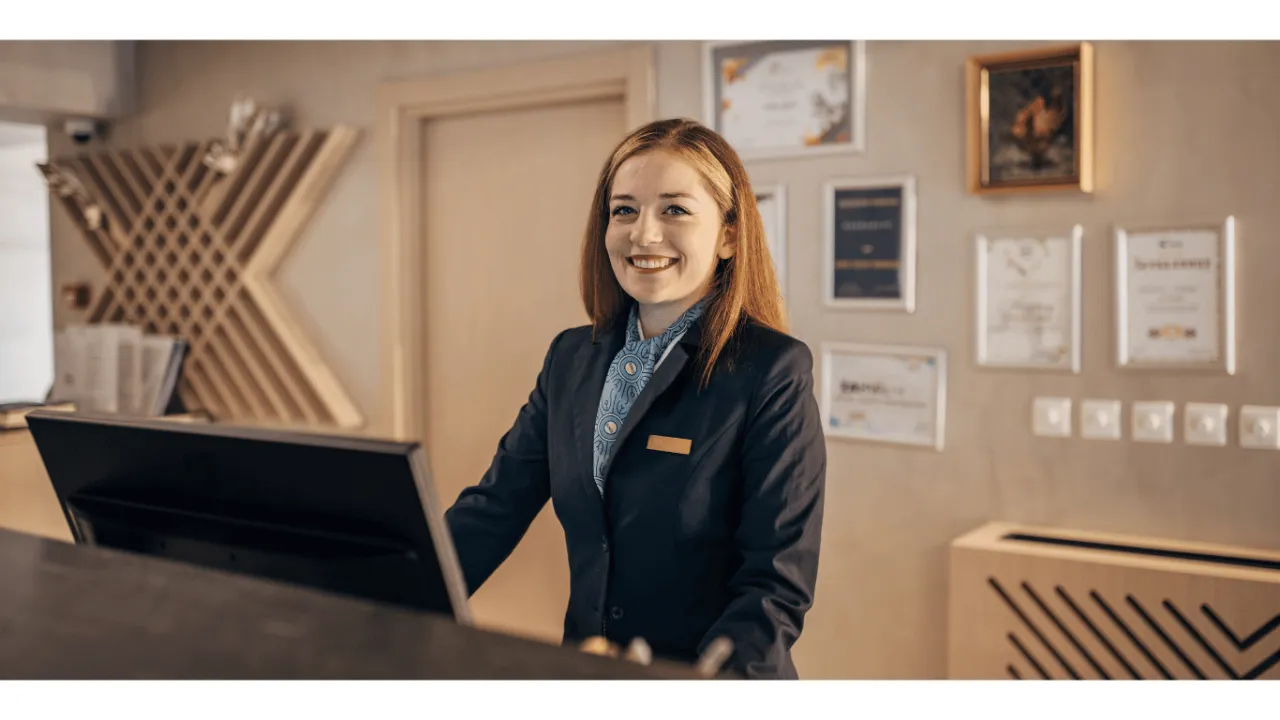 ścieżka kariery recepcjonista hotelowy zarobki