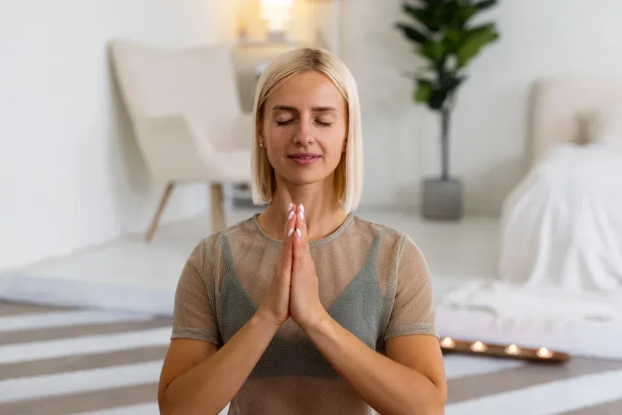 osoba medytująca, ćwiczenia oddechowe, mindfulness
