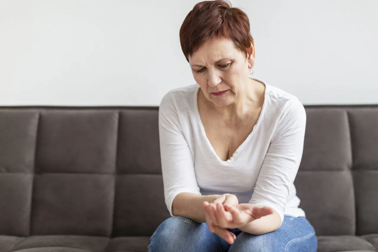 Osoba z bólem głowy lub drętwieniem ręki