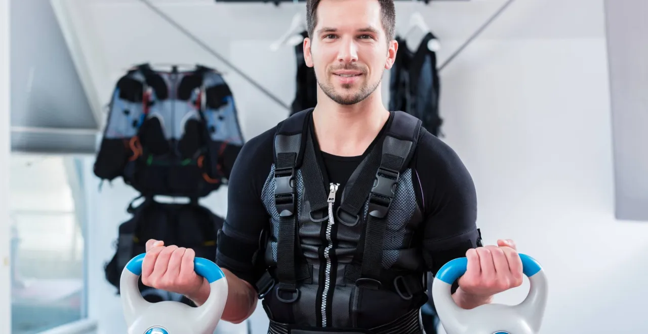 Osoba ćwicząca EMS z uśmiechem