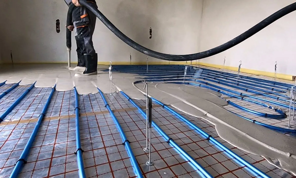 Aplikacja wylewki anhydrytowej na ogrzewanie podłogowe