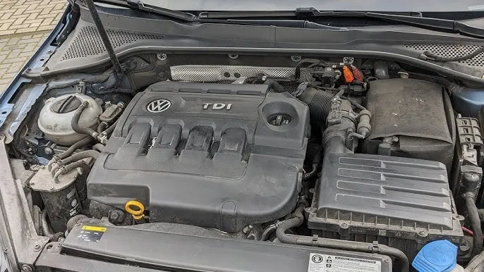 VW Golf 7 1.6 TDI Motorraum Ölfilterposition