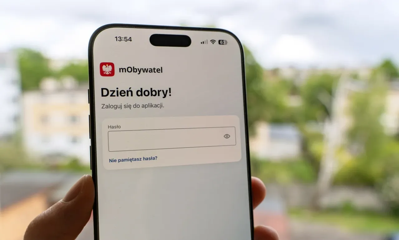 Ekran logowania aplikacji mObywatel. Dowiedz się, jak zaktualizować mObywatel, wpisując hasło.