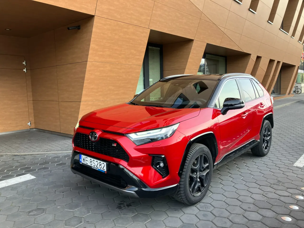 Toyota RAV4 Hybrid FWD vs AWD-i