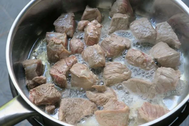 Obsmażanie mięsa na gulasz w garnku