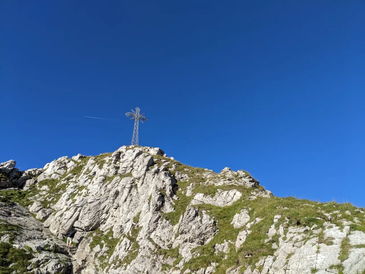 Odcinek szlaku na Giewont z łańcuchami i widoczną ekspozycją