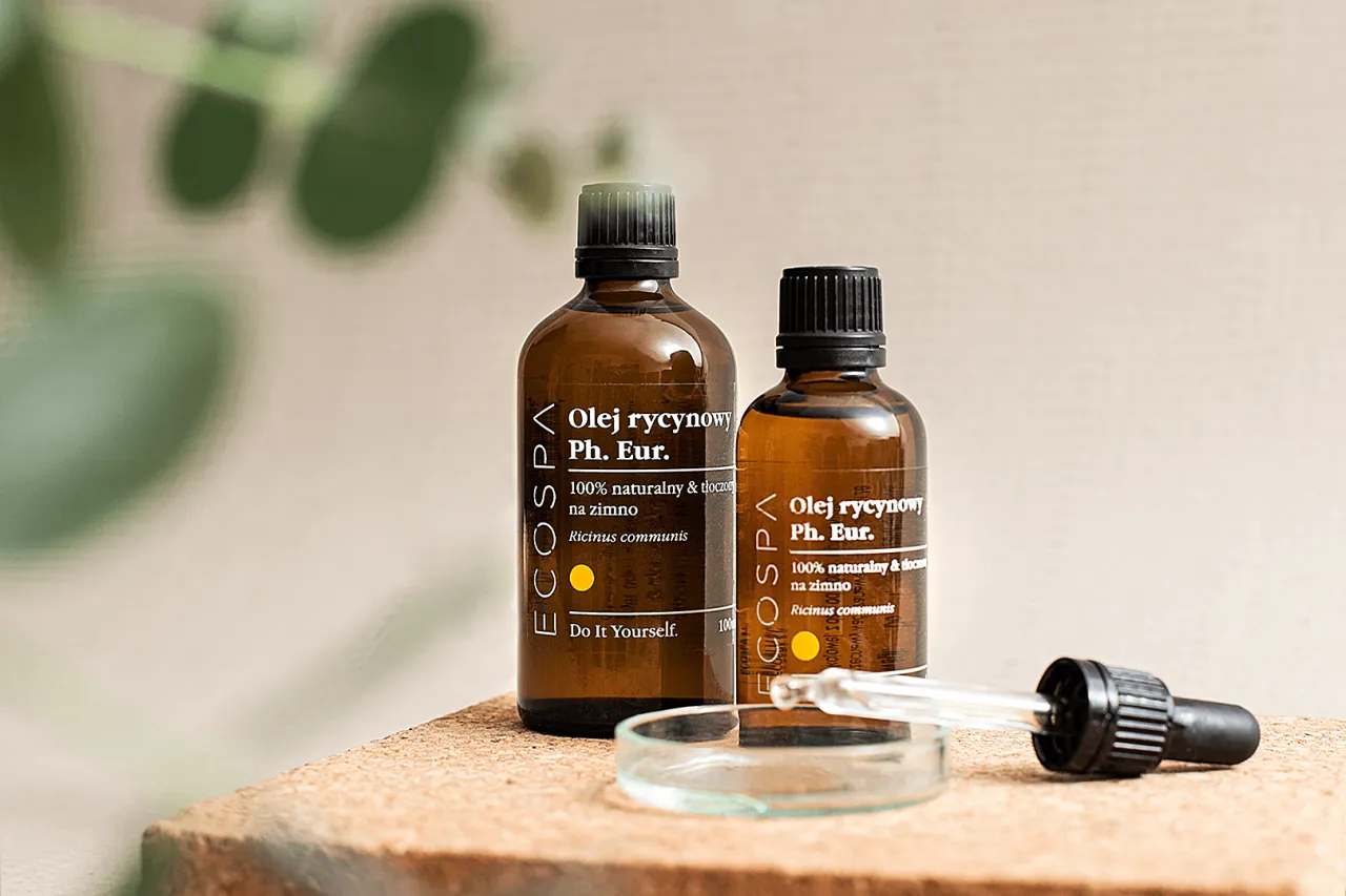 Kobieta nakładająca olejek rycynowy na włosy