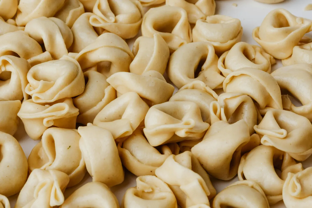 Zdjęcie Tortellini z pesto jak podawać: idealne sposoby na wyjątkowe danie
