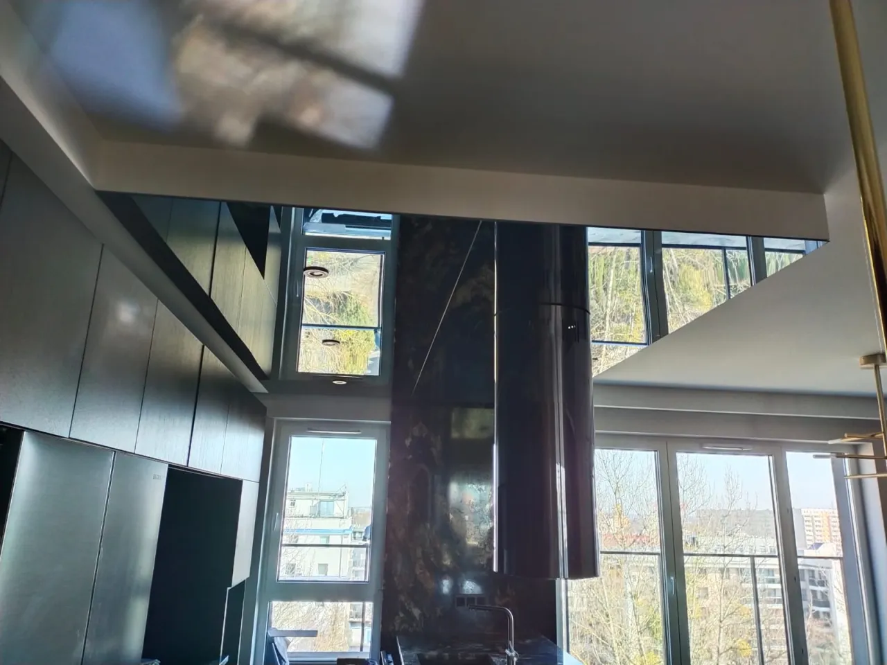 potencjalne zagrożenia lustro na suficie