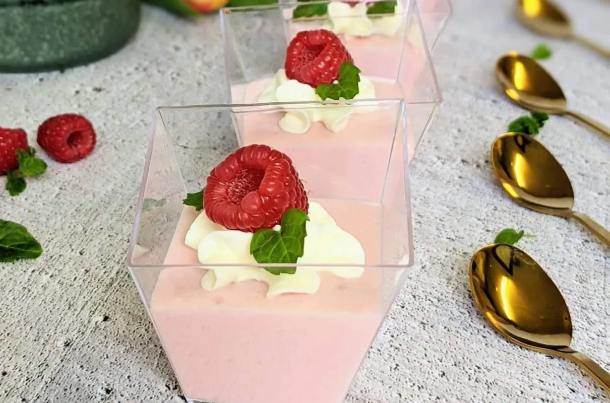 różne pianki z galaretką w pucharkach