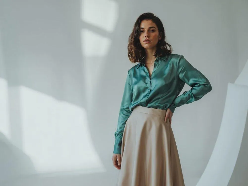 bluzki w paski zwierzęce motywy do beżowej spódnicy