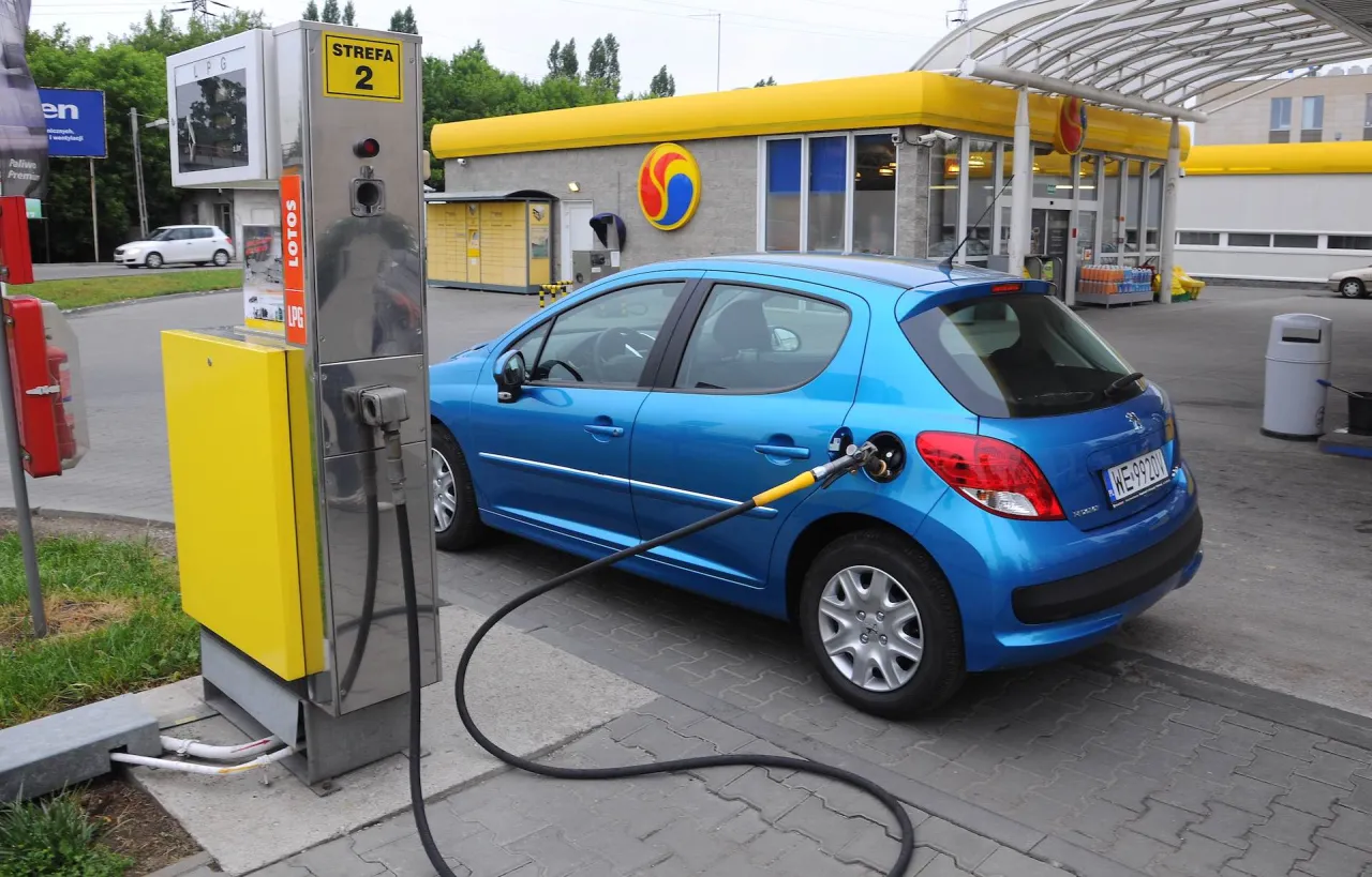 bagażnik samochodu z butlą LPG