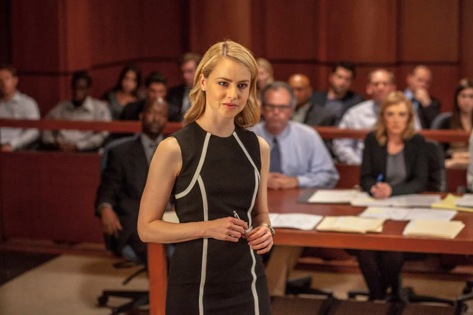 kobieta szuka wskaz&oacute;wek, labirynt, thriller, poszukiwania