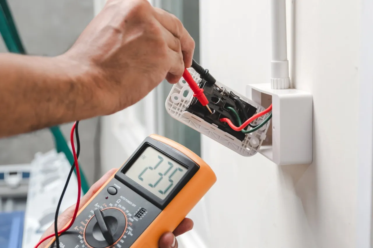 Zdjęcie Ile bierze elektryk za punkt? Zaskakujące koszty instalacji elektrycznych