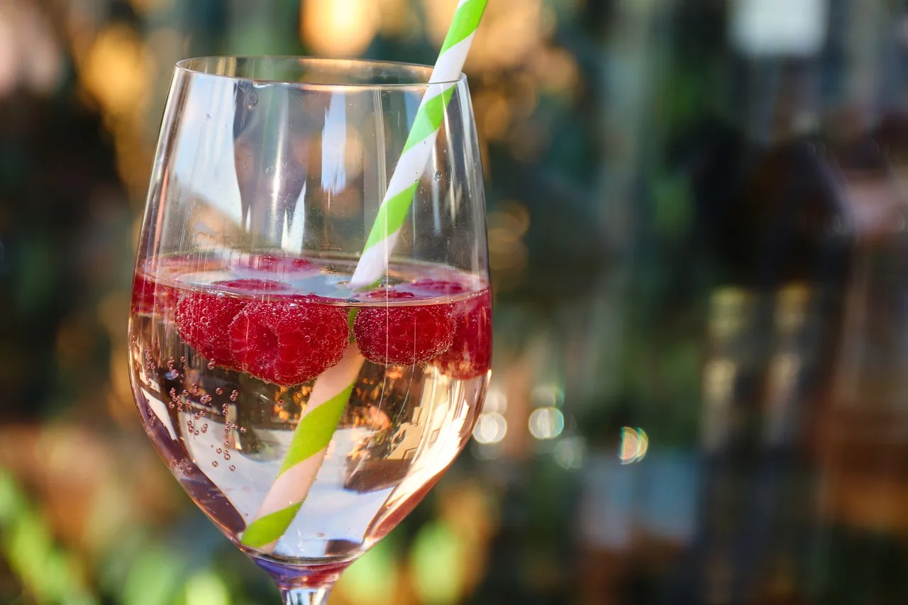 Drink Bacardi Malinowe ze Spritem i limonką